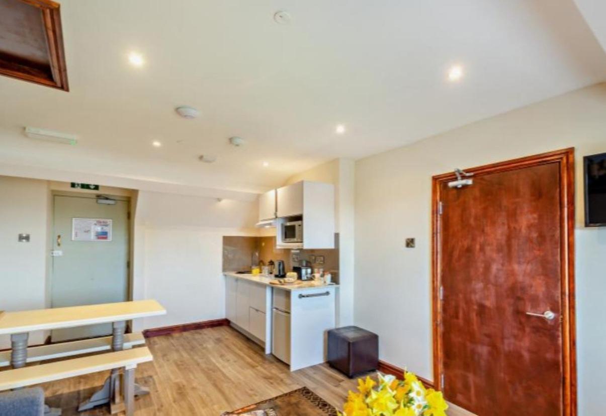 Lion Hotel & Studio Apartments Criccieth Exteriör bild