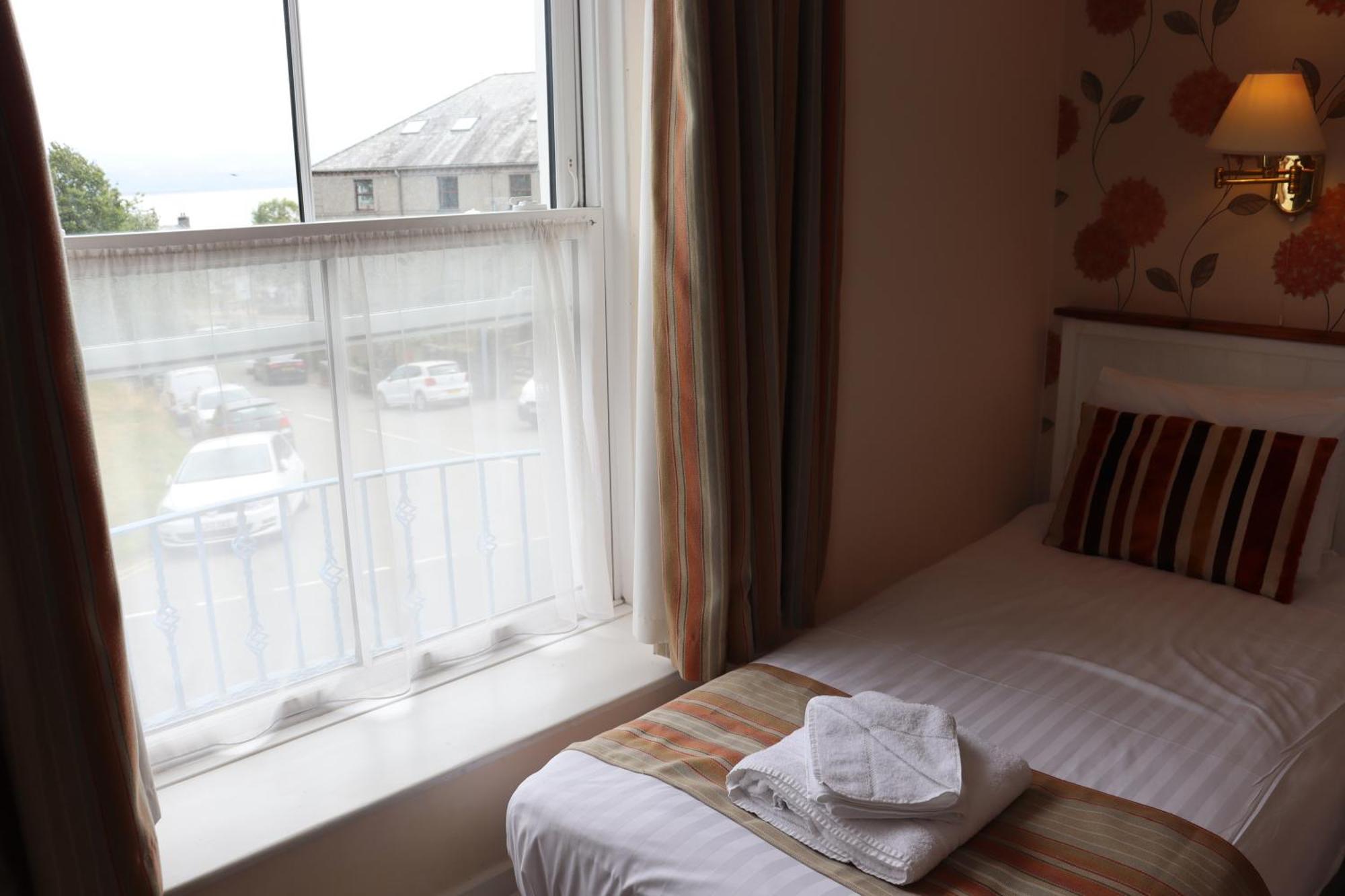 Lion Hotel & Studio Apartments Criccieth Exteriör bild